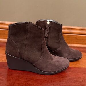 CROCS Leigh Women's Chocolate Suede Ankle Boots Wedge, Side Zip, Size 7